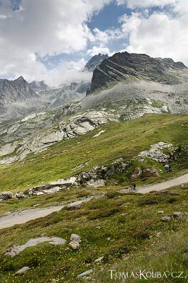 Downhill bike ride from Colle del Sommelier